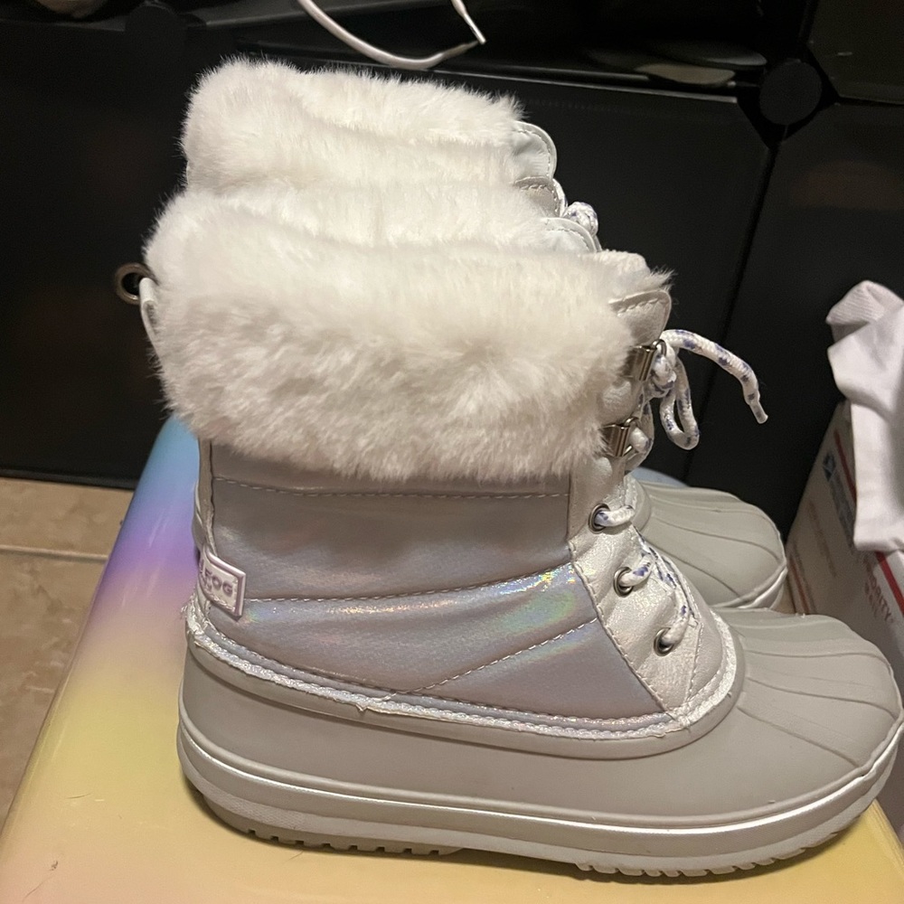 EUC London Fog Girls White Snow winter boots sz 5